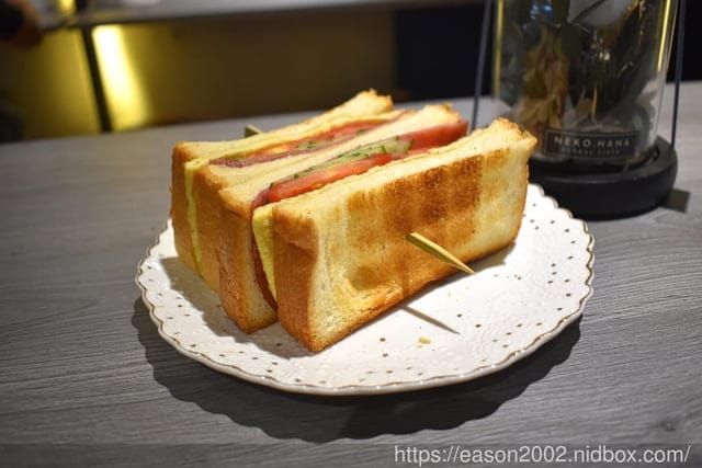 花蓮秝好碳烤吐司。結合古早與創新的肉排蛋碳烤吐司。會拔絲的花生麻糬+起司+醃漬肉排，回憶起來還在流口水呀！