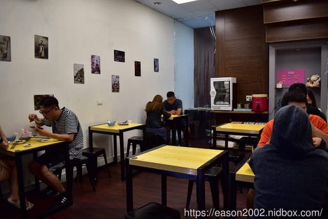 秝秝飽滿手工水餃新港店。多達12種不同風物水餃，可選擇。料多實在。剝皮辣椒豬肉餃/鄉村絲瓜干貝豬肉水餃/麻香九層塔豬肉水餃