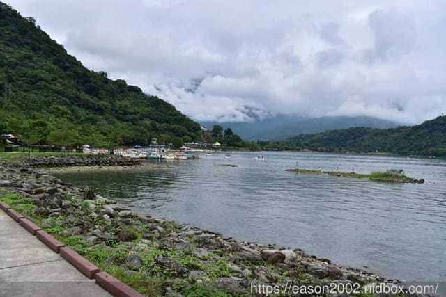 鯉魚潭周邊民宿推薦。#潭心閣民宿。客製化的早餐/備品齊全/小木屋的設計/餵魚趣。風光明媚的渡假聖地