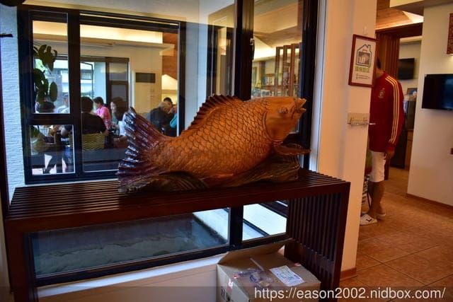 鯉魚潭周邊民宿推薦。#潭心閣民宿。客製化的早餐/備品齊全/小木屋的設計/餵魚趣。風光明媚的渡假聖地