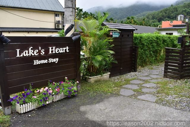 鯉魚潭周邊民宿推薦。#潭心閣民宿。客製化的早餐/備品齊全/小木屋的設計/餵魚趣。風光明媚的渡假聖地