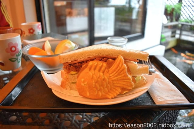 鯉魚潭周邊民宿推薦。#潭心閣民宿。客製化的早餐/備品齊全/小木屋的設計/餵魚趣。風光明媚的渡假聖地