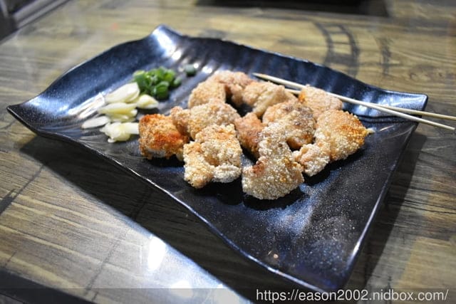 中壢雞排。精靈雞排-中壢新生店。重量級的爆汁厚切雞排，口感紮實飽滿。吃一塊就飽足的厚雞排