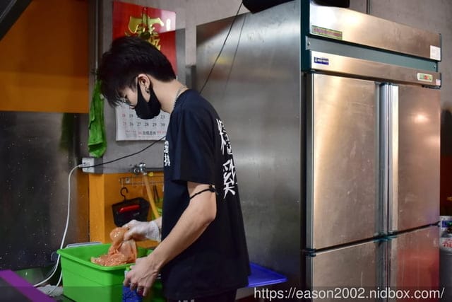 中壢雞排。精靈雞排-中壢新生店。重量級的爆汁厚切雞排，口感紮實飽滿。吃一塊就飽足的厚雞排