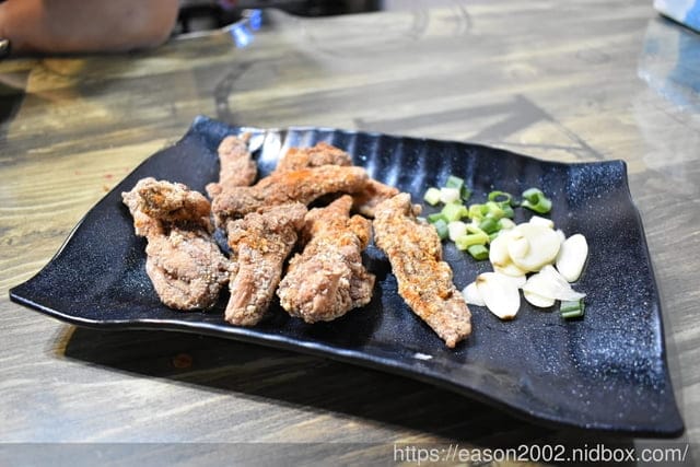 中壢雞排。精靈雞排-中壢新生店。重量級的爆汁厚切雞排，口感紮實飽滿。吃一塊就飽足的厚雞排