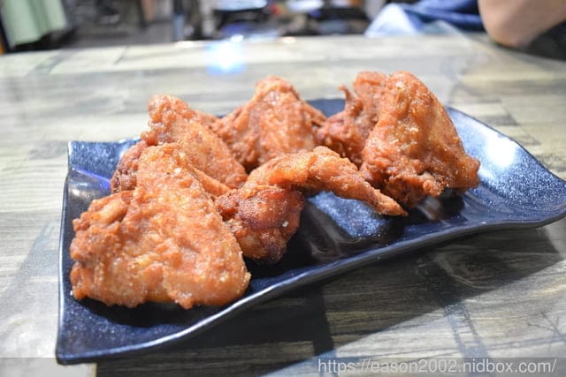 中壢雞排。精靈雞排-中壢新生店。重量級的爆汁厚切雞排，口感紮實飽滿。吃一塊就飽足的厚雞排