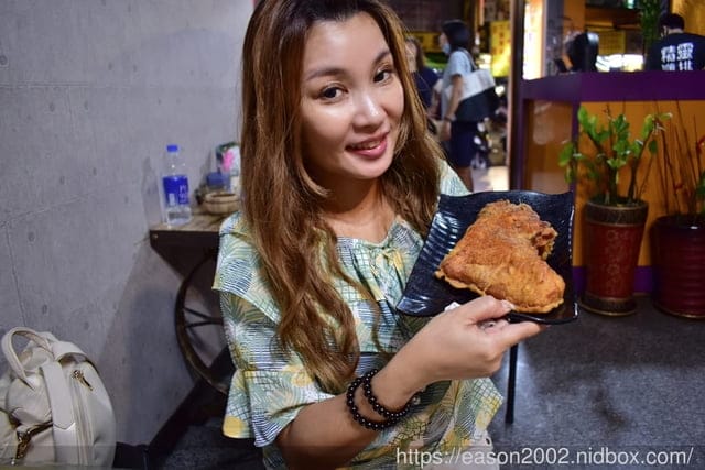 中壢雞排。精靈雞排-中壢新生店。重量級的爆汁厚切雞排，口感紮實飽滿。吃一塊就飽足的厚雞排