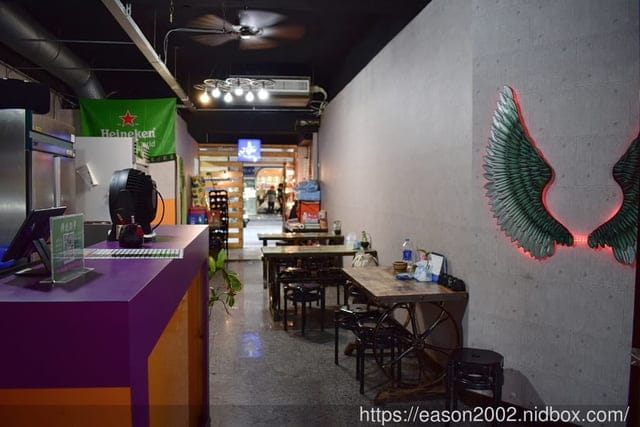 中壢雞排。精靈雞排-中壢新生店。重量級的爆汁厚切雞排，口感紮實飽滿。吃一塊就飽足的厚雞排