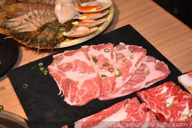 板橋燒肉吃到飽推薦。#燒肉殿-頂級燒肉吃到飽專門店（板橋店）。近板橋捷運站。提供上百種食材可選擇，冰淇淋飲料吧無限量供應