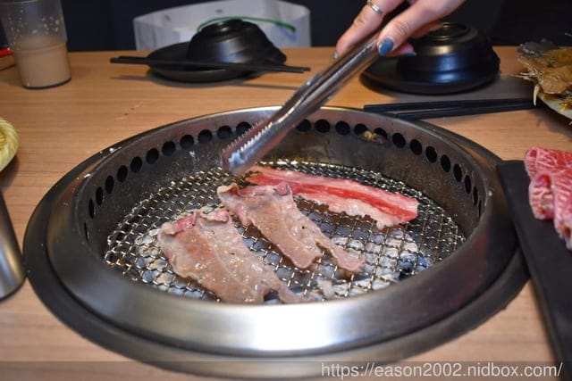板橋燒肉吃到飽推薦。#燒肉殿-頂級燒肉吃到飽專門店（板橋店）。近板橋捷運站。提供上百種食材可選擇，冰淇淋飲料吧無限量供應