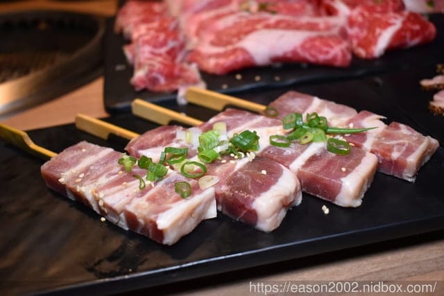 板橋燒肉吃到飽推薦。#燒肉殿-頂級燒肉吃到飽專門店（板橋店）。近板橋捷運站。提供上百種食材可選擇，冰淇淋飲料吧無限量供應