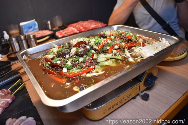 板橋燒肉吃到飽推薦。#燒肉殿-頂級燒肉吃到飽專門店（板橋店）。近板橋捷運站。提供上百種食材可選擇，冰淇淋飲料吧無限量供應