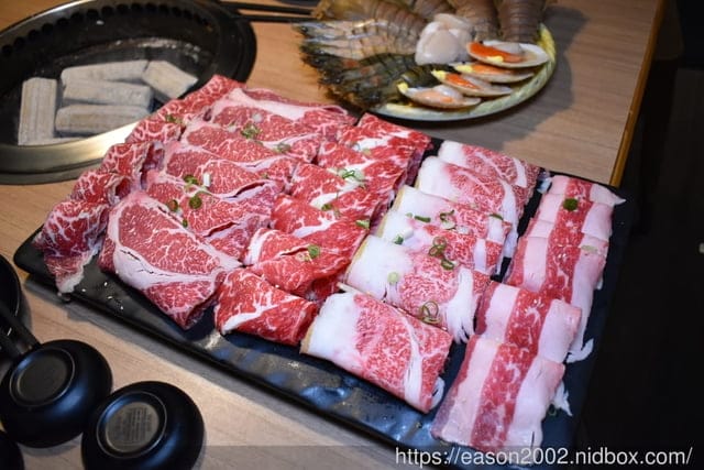 板橋燒肉吃到飽推薦。#燒肉殿-頂級燒肉吃到飽專門店（板橋店）。近板橋捷運站。提供上百種食材可選擇，冰淇淋飲料吧無限量供應