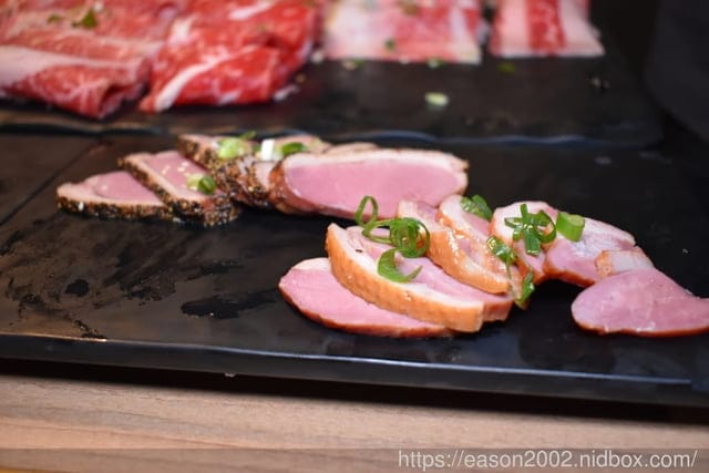 板橋燒肉吃到飽推薦。#燒肉殿-頂級燒肉吃到飽專門店（板橋店）。近板橋捷運站。提供上百種食材可選擇，冰淇淋飲料吧無限量供應