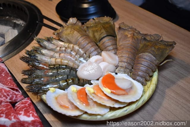 板橋燒肉吃到飽推薦。#燒肉殿-頂級燒肉吃到飽專門店（板橋店）。近板橋捷運站。提供上百種食材可選擇，冰淇淋飲料吧無限量供應