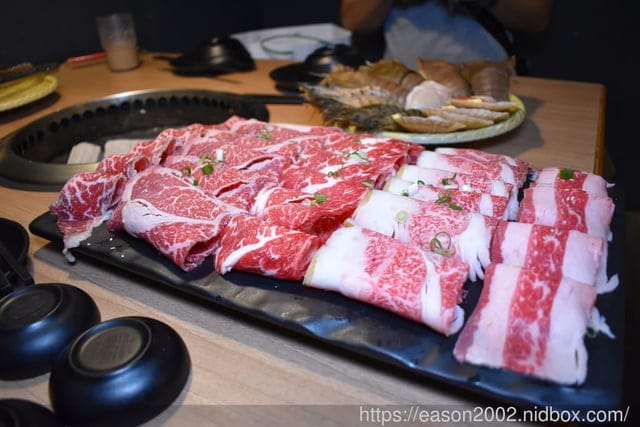 板橋燒肉吃到飽推薦。#燒肉殿-頂級燒肉吃到飽專門店（板橋店）。近板橋捷運站。提供上百種食材可選擇，冰淇淋飲料吧無限量供應