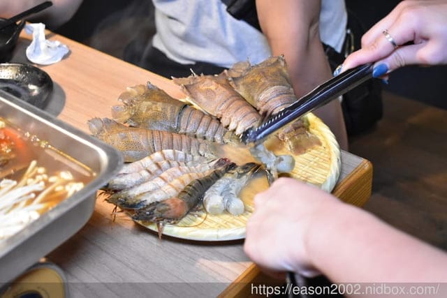 板橋燒肉吃到飽推薦。#燒肉殿-頂級燒肉吃到飽專門店（板橋店）。近板橋捷運站。提供上百種食材可選擇，冰淇淋飲料吧無限量供應