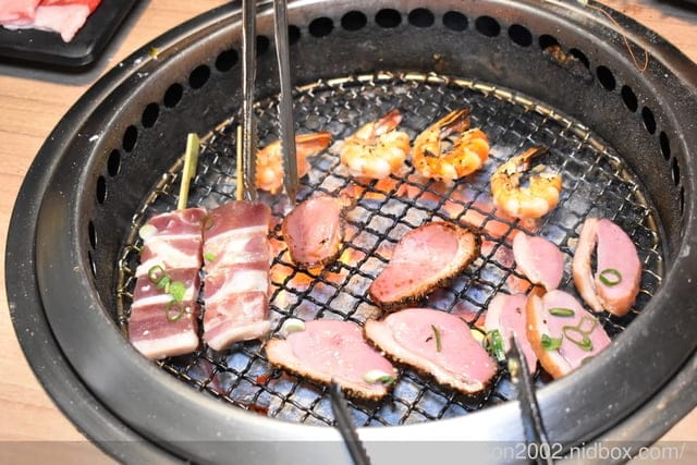 板橋燒肉吃到飽推薦。#燒肉殿-頂級燒肉吃到飽專門店（板橋店）。近板橋捷運站。提供上百種食材可選擇，冰淇淋飲料吧無限量供應