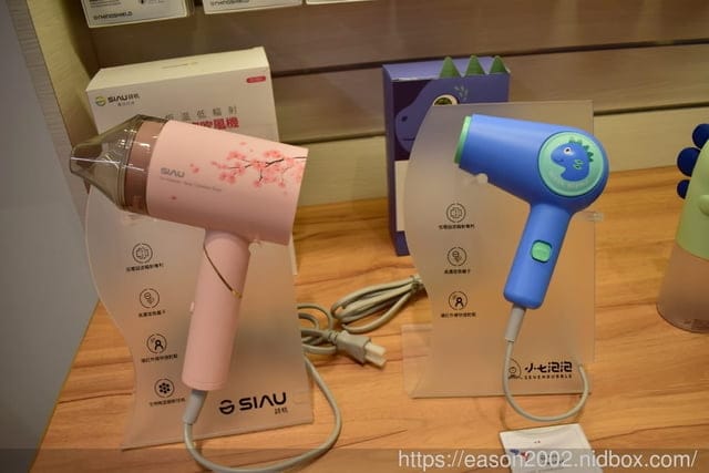 找生活大小物，來JC科技就對了！JC科技新莊宏匯店。結合智慧、文創、質感好物