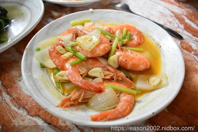 鯉魚潭周邊美食。#樹屋餐廳。正統的花蓮原住民美食，桶仔雞/刺蔥煎蛋/炒青菜/黃蒜白蝦