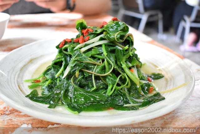 鯉魚潭周邊美食。#樹屋餐廳。正統的花蓮原住民美食，桶仔雞/刺蔥煎蛋/炒青菜/黃蒜白蝦