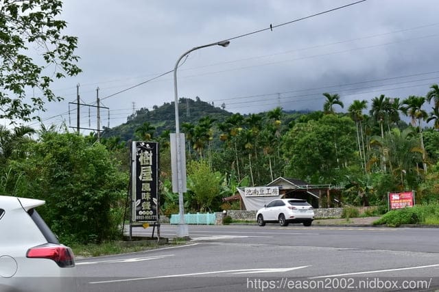 鯉魚潭周邊美食。#樹屋餐廳。正統的花蓮原住民美食，桶仔雞/刺蔥煎蛋/炒青菜/黃蒜白蝦
