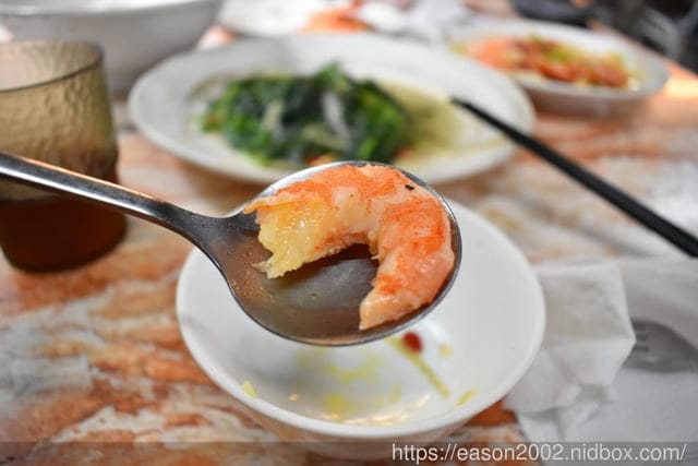 鯉魚潭周邊美食。#樹屋餐廳。正統的花蓮原住民美食，桶仔雞/刺蔥煎蛋/炒青菜/黃蒜白蝦