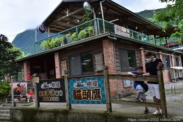 鯉魚潭周邊美食。#樹屋餐廳。正統的花蓮原住民美食，桶仔雞/刺蔥煎蛋/炒青菜/黃蒜白蝦