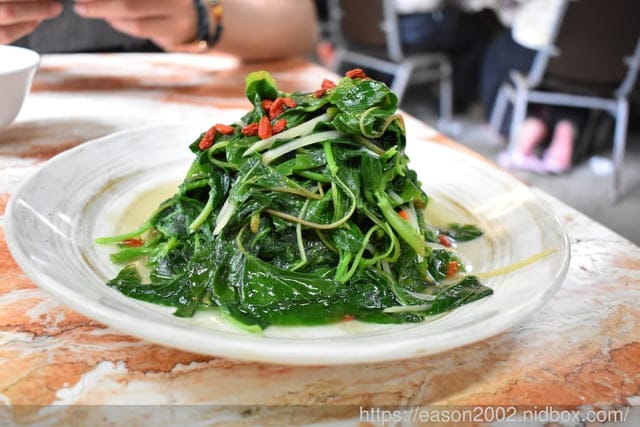 鯉魚潭周邊美食。#樹屋餐廳。正統的花蓮原住民美食，桶仔雞/刺蔥煎蛋/炒青菜/黃蒜白蝦
