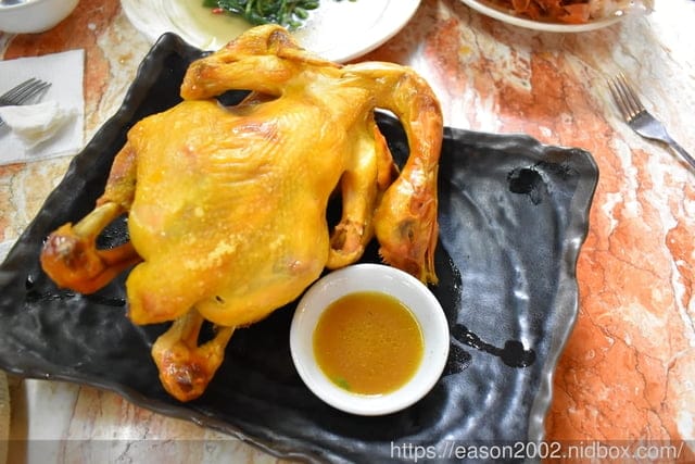 鯉魚潭周邊美食。#樹屋餐廳。正統的花蓮原住民美食，桶仔雞/刺蔥煎蛋/炒青菜/黃蒜白蝦