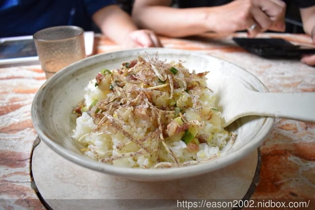 鯉魚潭周邊美食。#樹屋餐廳。正統的花蓮原住民美食，桶仔雞/刺蔥煎蛋/炒青菜/黃蒜白蝦