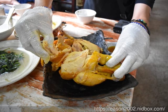 鯉魚潭周邊美食。#樹屋餐廳。正統的花蓮原住民美食，桶仔雞/刺蔥煎蛋/炒青菜/黃蒜白蝦