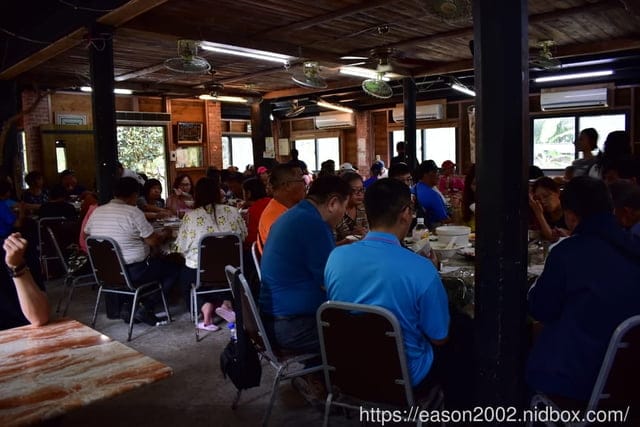 鯉魚潭周邊美食。#樹屋餐廳。正統的花蓮原住民美食，桶仔雞/刺蔥煎蛋/炒青菜/黃蒜白蝦
