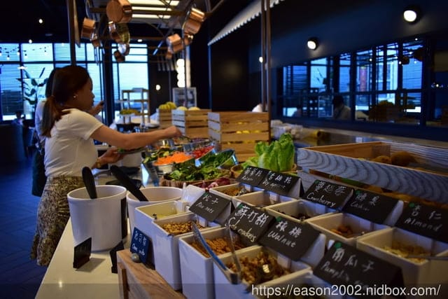 近X-PARK、華泰名城、新光影城。和逸飯店桃園館。使用大量海洋元素的裝置藝術，創造出海洋渡假風的飯店