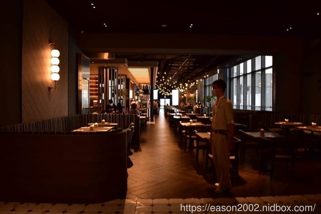 近X-PARK、華泰名城、新光影城。和逸飯店桃園館。使用大量海洋元素的裝置藝術，創造出海洋渡假風的飯店