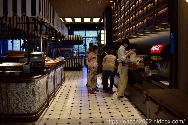 近X-PARK、華泰名城、新光影城。和逸飯店桃園館。使用大量海洋元素的裝置藝術，創造出海洋渡假風的飯店