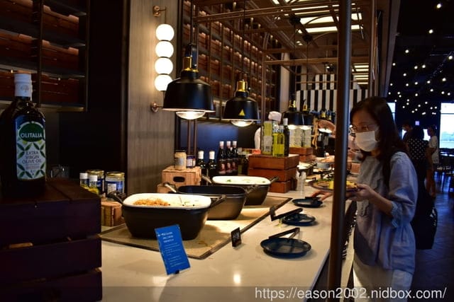 近X-PARK、華泰名城、新光影城。和逸飯店桃園館。使用大量海洋元素的裝置藝術，創造出海洋渡假風的飯店