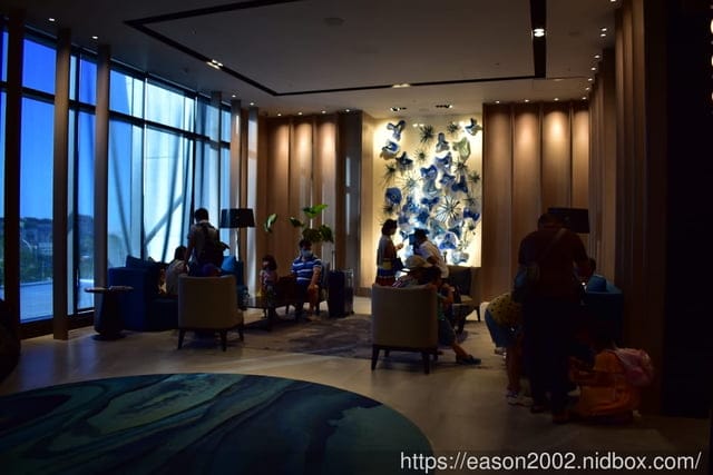 近X-PARK、華泰名城、新光影城。和逸飯店桃園館。使用大量海洋元素的裝置藝術，創造出海洋渡假風的飯店