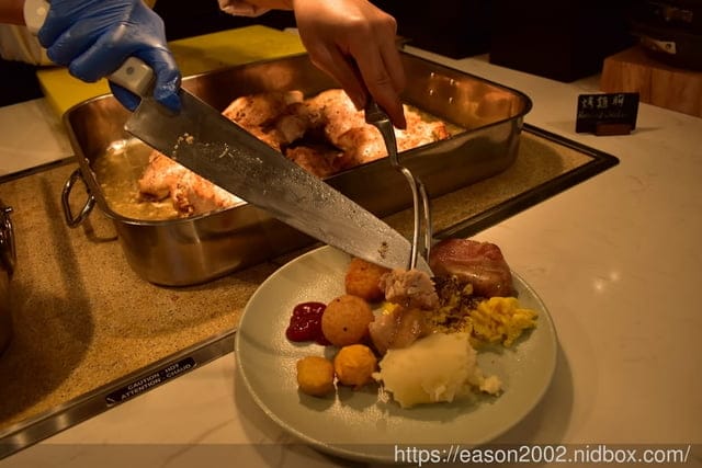 近X-PARK、華泰名城、新光影城。和逸飯店桃園館。使用大量海洋元素的裝置藝術，創造出海洋渡假風的飯店