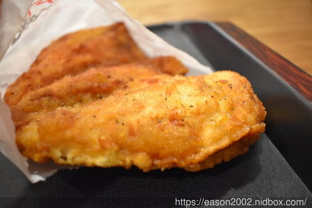 淡江大學美食。娘娘雞排，附設內用座位，雞排厚實又大塊，組合餐超划算