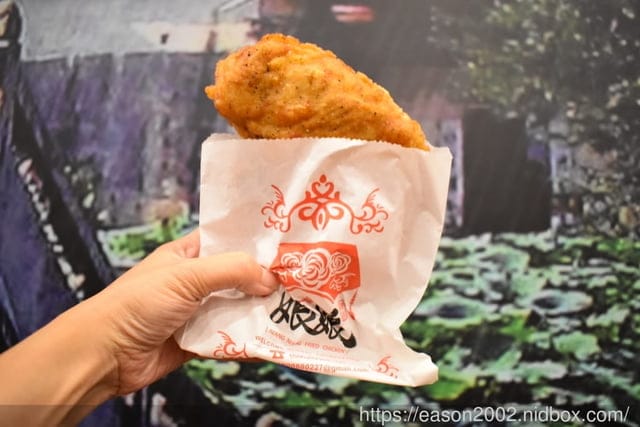 淡江大學美食。娘娘雞排，附設內用座位，雞排厚實又大塊，組合餐超划算
