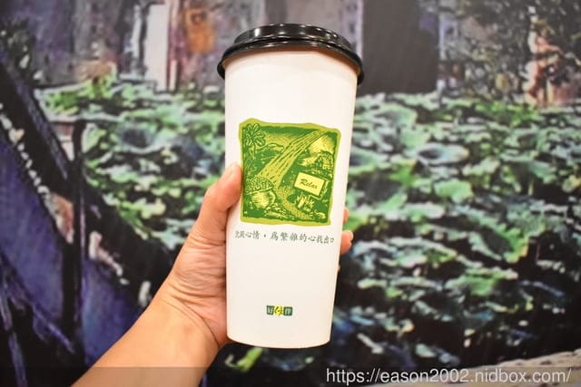 淡江大學美食。娘娘雞排，附設內用座位，雞排厚實又大塊，組合餐超划算