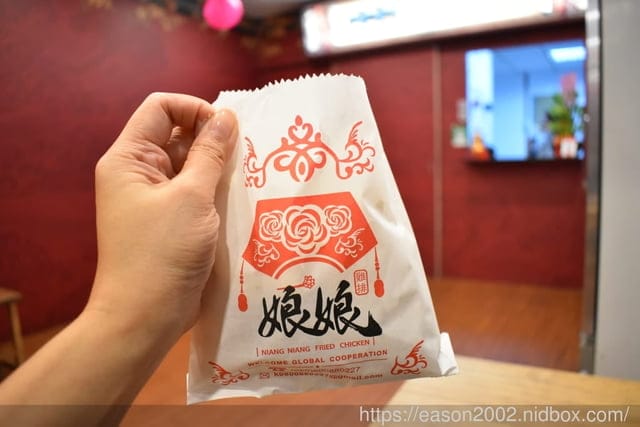 淡江大學美食。娘娘雞排，附設內用座位，雞排厚實又大塊，組合餐超划算