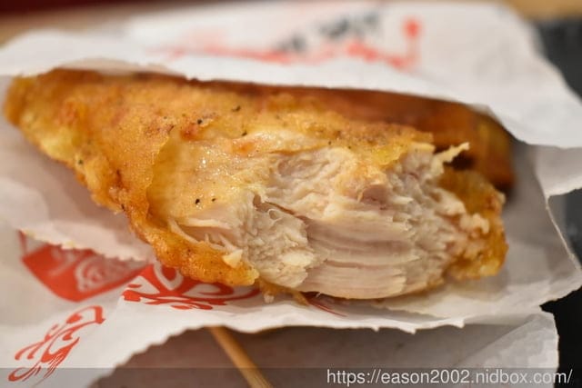 淡江大學美食。娘娘雞排，附設內用座位，雞排厚實又大塊，組合餐超划算