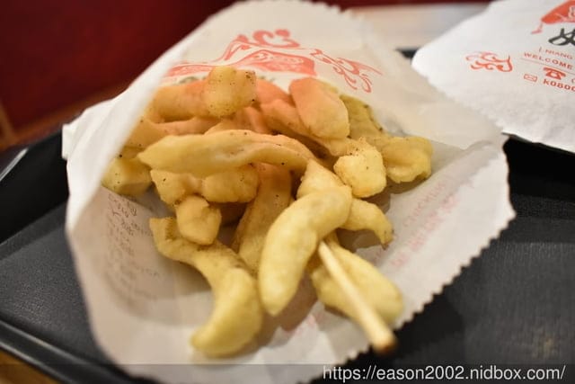 淡江大學美食。娘娘雞排，附設內用座位，雞排厚實又大塊，組合餐超划算