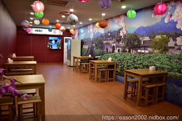 淡江大學美食。娘娘雞排，附設內用座位，雞排厚實又大塊，組合餐超划算