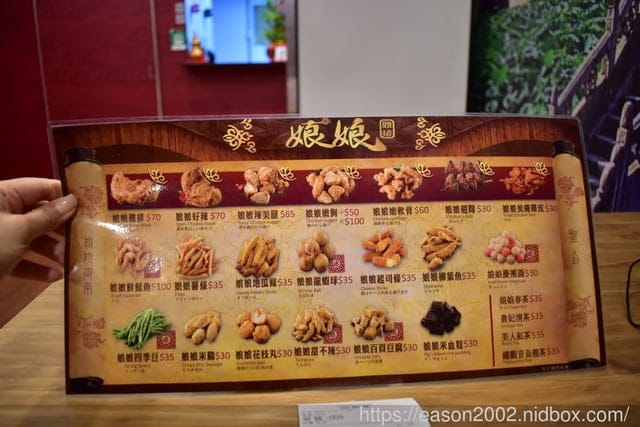淡江大學美食。娘娘雞排，附設內用座位，雞排厚實又大塊，組合餐超划算