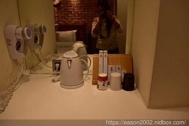 （文末抽獎）台中住宿推薦。我們有故事旅店。提供USB充電插孔/免費wifi/親子互動遊戲區