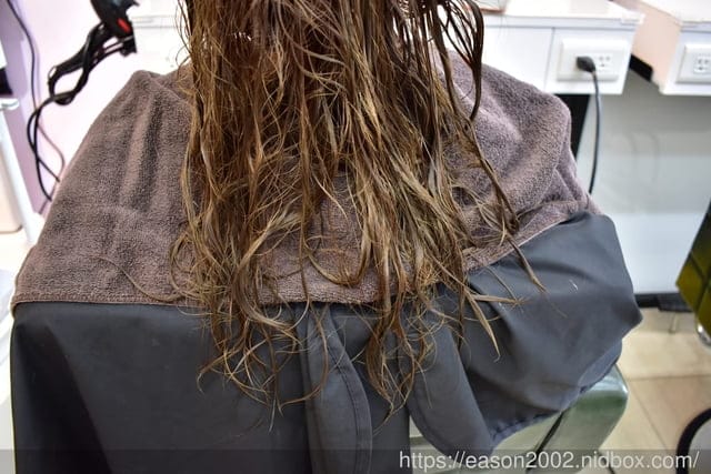 台中深層護髮逢甲推薦。#V+hair。V plus hair設計師Vicky。哥德式12段護髮。去除毛躁感。立即保濕又光澤。內有影片實錄