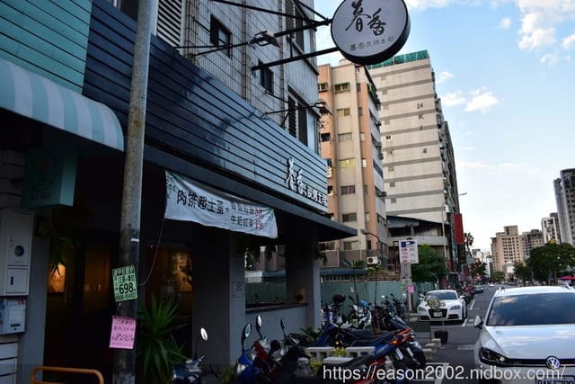 （文末抽獎）台中住宿推薦。我們有故事旅店。提供USB充電插孔/免費wifi/親子互動遊戲區